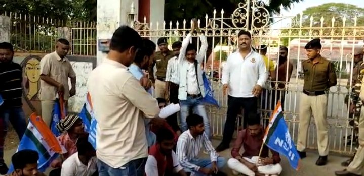 संगीत विश्वविद्यालय खैरागढ़ के प्रोफेसर पर अश्लीलता फैलाने का आरोप..NSUI ने किया प्रदर्शन