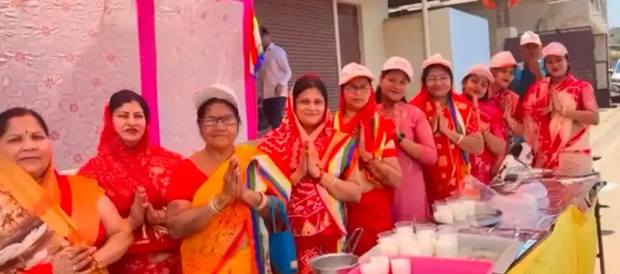 जैन महिला मंडली ने राहगीरों को पिलाया ठंडा लस्सी ,बताया 4 अप्रैल को मनाया जाएगा महावीर कल्याणक महोत्सव