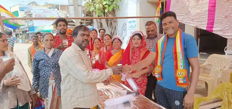 जैन महिला मंडली ने राहगीरों को पिलाया ठंडा लस्सी ,बताया 4 अप्रैल को मनाया जाएगा महावीर कल्याणक महोत्सव