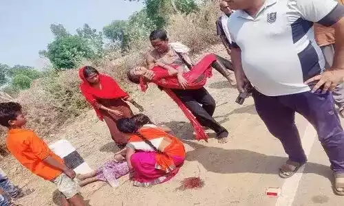 शादी में शामिल होने आई 3 लड़कियां निकले बाइक लेकर घूमने..फिर हुआ ऐसा हादसा की तीनो घायल