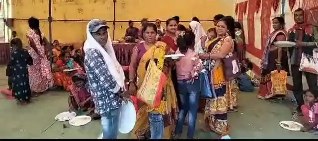 अंदर हो रही थी बाल अधिकारों के हितो की बात..बाहर भूख से बिलखते रहे बच्चे