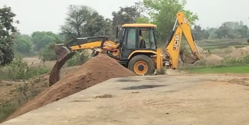 illegal sand storages simultaneously नींद से जगा अमला : पत्रकारों के हस्तक्षेप के बाद प्रशासनिक अमला आया हरकत में..एक साथ तीन अवैध रेत भंडारण पर कार्यवाही