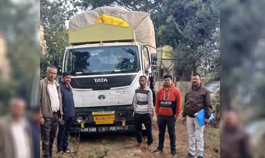 कलेक्टर चंद्रकांत वर्मा के निर्देश पर अवैध धान परिवहन के खिलाफ चल रही मुहिम में एक बड़ी सफलता मिली है। गातापार जंगल चेक पोस्ट पर आज एक बड़ी कार्रवाई करते हुए राजस्व, खाद्य, मंडी एवं पुलिस विभाग ने 300 कट्टा धान जब्त किया है। यह धान मध्यप्रदेश से वाहन क्रमांक MH 40 BL 0886 में अवैध रूप से लाया जा रहा था।