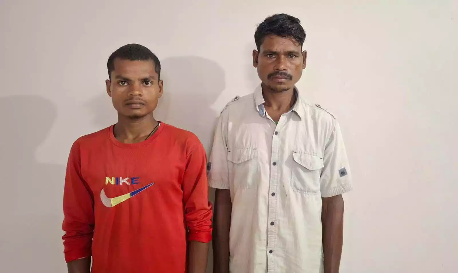 Police and DRG team arrested two Naxalites.. Bomb was also recovered on their identification पुलिस और डीआरजी की टीम ने दो नक्सलीयों को किया गिरफ्तार.. निशानदेही पर बम भी हुआ बरामद