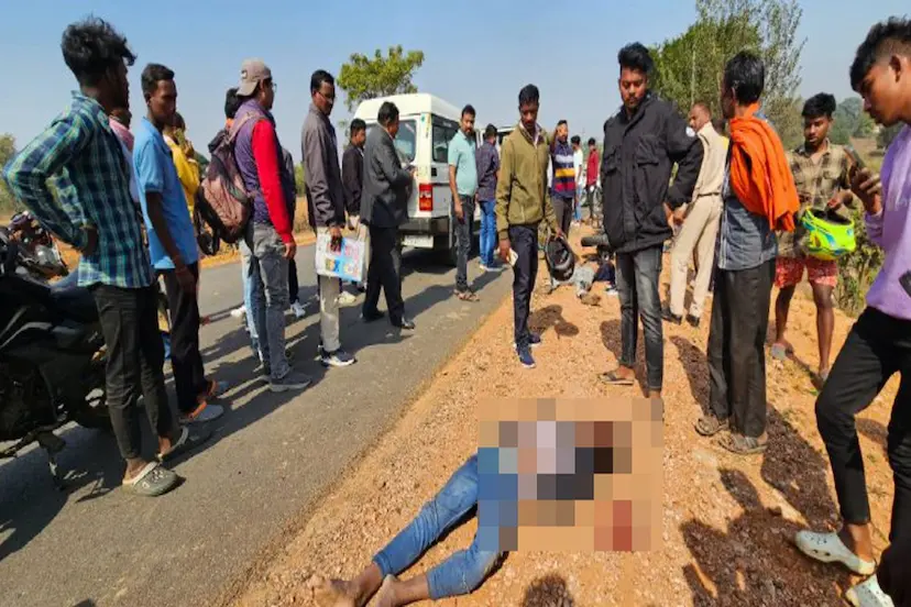 Two friends were making a reel while riding a bike without holding hands... a truck came in front and then this happened... दो दोस्त हाथ छोडक़र बाइक चलाते हुए बना रहे थे Reel..सामने आ गया ट्रक फिरहो गया ये हाल..