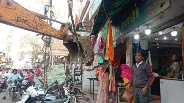 मालवीय रोड और पेटीलाइन पर प्रशासन का चला बुलडोजर