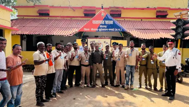 यातायात पुलिस ने चालान काटने के छोड़.. वाहन चालकों को किया सम्मानित.. पढे पूरी खबर..