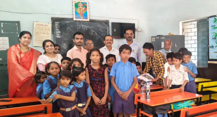 दाऊचौरा प्राथमिक विद्यालय हुआ शाला प्रवेश उत्सव, पार्षद ने अपने निधि से किया टेबल ब्रेच के व्यवस्था