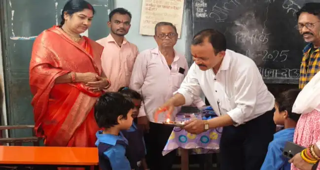 Dauchaura Primary School organized school admission festival,Dauchaura Primary School organized school admission festival,दाऊचौरा प्राथमिक विद्यालय हुआ शाला प्रवेश उत्सव, पार्षद ने अपने निधि से किया टेबल ब्रेच के व्यवस्था