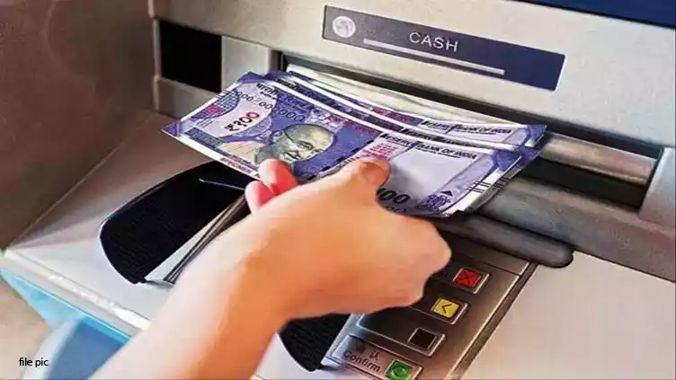 Withdrawing cash repeatedly from the ATM will incur higher tax.. this bank has increased the ATM cash withdrawal charge. ATM से बार-बार कैश निकालने पर लगेगा ज्यादा टैक्स..इस बैंक बढ़ाया ATM कैश विड्रॉल चार्ज