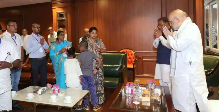 केंद्रीय गृह मंत्री अमित शाह ने शहीद आकाश राव गिरिपुंजे के परिजनों से की मुलाकात