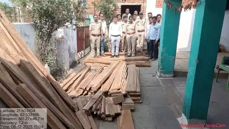 वन विभाग की कार्रवाई , ग्रामीण के घर मारी रेड, सागौन और बीजा लकड़ी का चिरान जब्त
