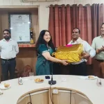 विश्वविद्यालय के स्थानांतरित व सेवानिवृत्त अधिकारी-कर्मचारी को दी गई विदाई