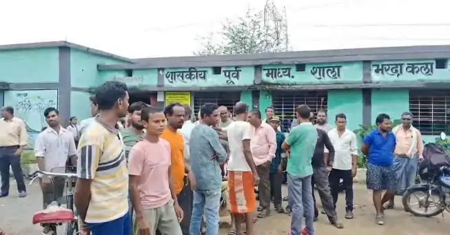 स्कूल के प्रिंसिपल के खिलाफ दिखा ग्रामीणों का आक्रोश, कहा शिकायत पर हुई खानापूर्ति Villagers expressed their anger against the school principal and said that the complaint was just a formality