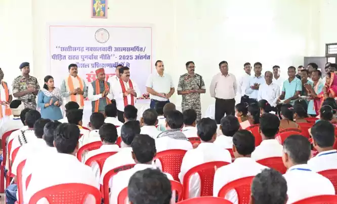 आत्मसमर्पित नक्सलियों के बीच पहुँचे उपमुख्यमंत्री, बँधवाई राखी