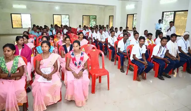 आत्मसमर्पित नक्सलियों के बीच पहुँचे उपमुख्यमंत्री, बँधवाई राखी 