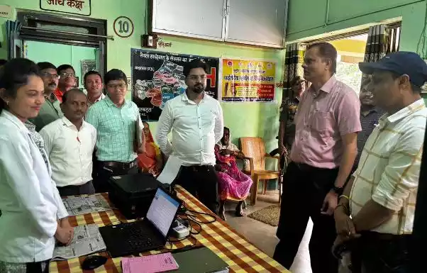 साल्हेवारा पहुंचे संभागायुक्त राठौर : डॉक्टर को नोटिस, अस्पताल निर्माण कार्य में तेजी और अतिक्रमण हटाने के निर्देश
