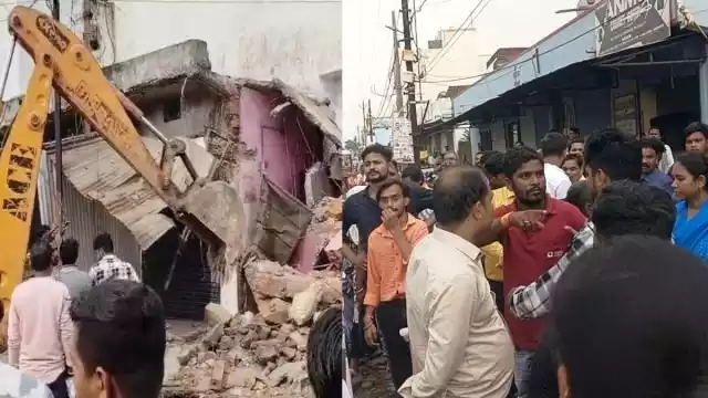 Chaos in the capital over corporation's action: Bulldozers run on illegal encroachments राजधानी में निगम की कार्रवाई पर बवाल : अवैध कब्जे पर चला बुलडोजर, व्यापारियों ने चुनींदा दुकानों पर कार्रवाई का लगाया आरोप