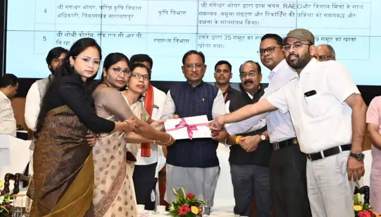 संपूर्णता अभियान में उत्कृष्ट कार्य करने वाले आकांक्षी जिलों और विकासखंडों को मुख्यमंत्री ने किया पुरस्कृत