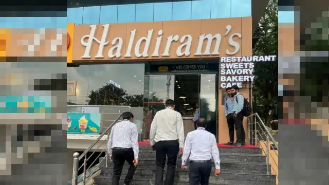 हल्दीराम सहित कई रेस्टोरेंट में खाद्य विभाग के अधिकारियों ने मारा छापा