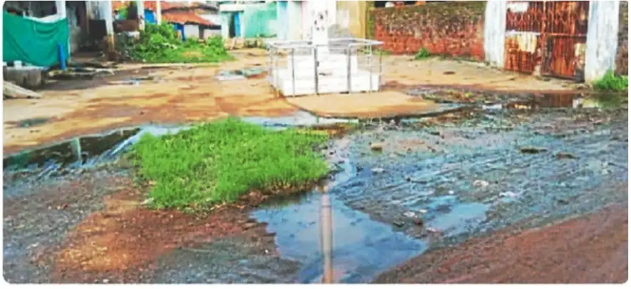 There is no drainage system in the village, dirty water from the houses is flowing in the स्ट्रीट गांव में नाली की व्यवस्था नहीं, घरों का गंदा पानी गली में बह रहा