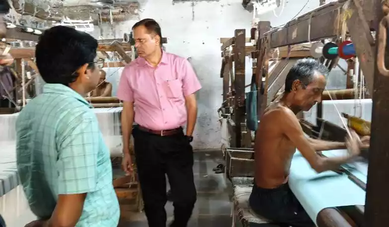 आयुक्त राठौर का ग्राम गेरूखदान में ग्रामीणों की समस्याएं सुनीं, बुनकर भवन सहित योजनाओं की प्रगति की ली जानकारी