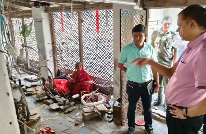 आयुक्त राठौर का ग्राम गेरूखदान में ग्रामीणों की समस्याएं सुनीं, बुनकर भवन सहित योजनाओं की प्रगति की ली जानकारी