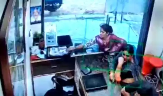 ज्वेलरी शॉप में चोरी की वारदात (Photo Source- Shop CCTV Screenshot)