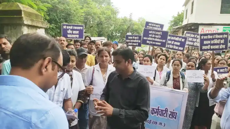 NHM employees resign en masse after 25 employees were sacked 25 कर्मचारियों की बर्खास्तगी के बाद NHM कर्मचारियों का सामूहिक इस्तीफा