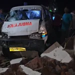बाइक को टक्कर मारते घर की दीवार तोड़ घुसा एम्बुलेंस, नशे में धुत्त था ड्राइवर, एक की हुई मौत The ambulance broke into the wall of the house after hitting the bike, the driver was drunk, one person died