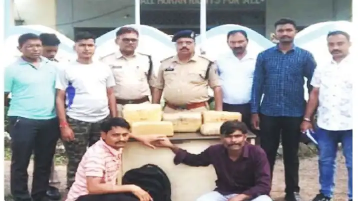 बस के सीट नीचे गांजा की खेप, पुणे ले जा रहे थे तस्कर, दो गिरफ्तार