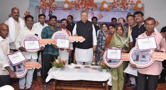 कौशल विकास प्रशिक्षण के कार्यक्रम में प्रशिक्षणार्थियों को वितरण किया गया ऑफर लेटर