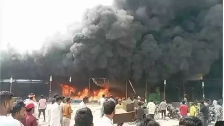 A massive fire broke out in the vegetable market, burning several shops to ashes, causing losses worth lakhs. सब्जी मंडी में लगी भीषण आग, कई दुकानें जलकर खाक, लाखों का हुआ नुकसान