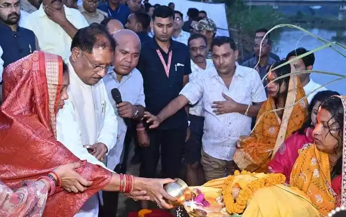 दुलदुला छठ घाट में मुख्यमंत्री साय ने सूर्य को दिया अर्घ्य, प्रदेश की सुख-समृद्धि और खुशहाली की कामना की