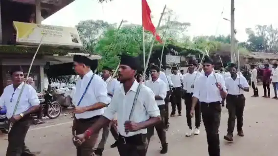Rashtriya Swayamsevak Sangh organised a procession with weapon worship in Salhewara Mandal. राष्ट्रीय स्वयंसेवक संघ ने साल्हेवारा मंडल में शस्त्र पूजन के साथ किया पथ संचलनRSS Path Sanchalan 