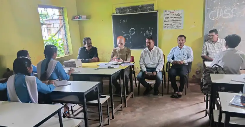 रिटायर्ड जज ने स्कूली बच्चों को वितरित किया शैक्षिक समान