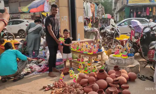 दिवाली पर बाजार बाजार रहा गुलजार, मिट्टी दिए सहित सोना-चांदी बर्तन और वाहनों की हुई जमकर खरीदी