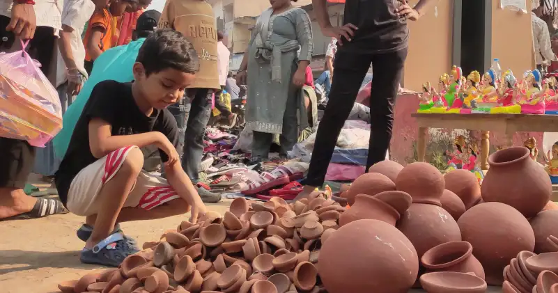 दिवाली पर बाजार बाजार रहा गुलजार, मिट्टी दिए सहित सोना-चांदी बर्तन और वाहनों की हुई जमकर खरीदी