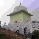 जमीन में गड़ा धन खोजने खोद डाला 1400 साल पुराना मंदिर, खंडित कर दी प्राचीन मूर्ति
