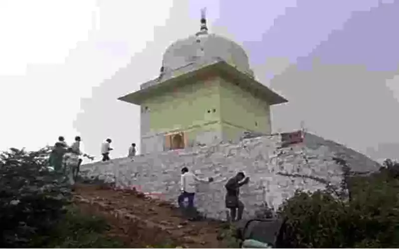 जमीन में गड़ा धन खोजने खोद डाला 1400 साल पुराना मंदिर, खंडित कर दी प्राचीन मूर्ति
