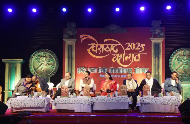 खैरागढ़ महोत्सव के दूसरे दिन शास्त्रीय गायन, सितार वादन, राम की शक्ति पूजा एवं दूधमोंगरा की प्रस्तुति में बांधा समां