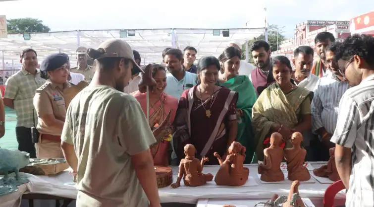 राज्योत्सव : विधायक, जिला पंचायत अध्यक्ष सहित जनप्रतिनिधियों ने देखी चित्रकला व विभागीय प्रदर्शनी