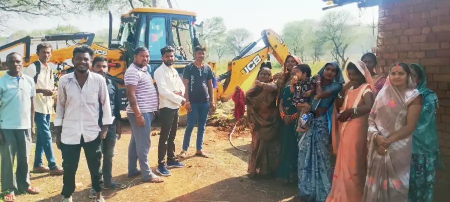 चकनार में चला प्रशासन का बुलडोज़र, शासकीय भूमि से अवैध कब्जा हटाया गयाAdministration's bulldozer ran in Chaknar, illegal encroachment on government land was removed.