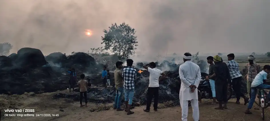 तालाब के पास कोठार में भीषण आग, 7 किसानों की धान खरही व पैरा जलकर राख