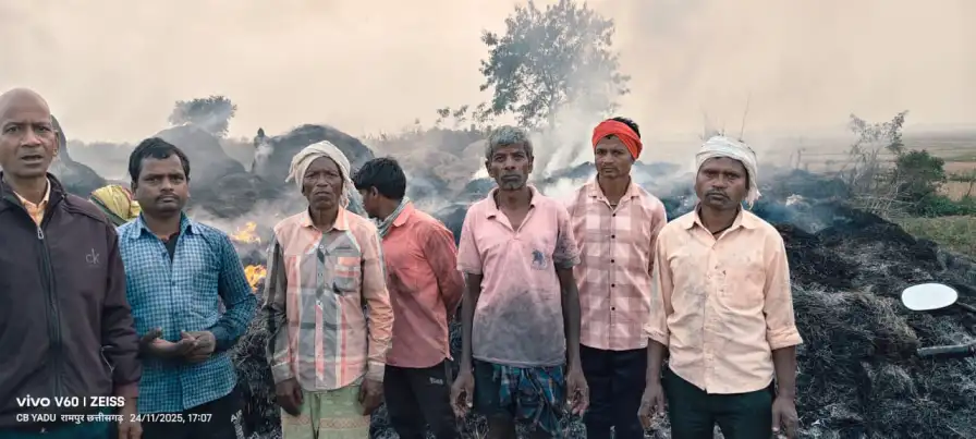 तालाब के पास कोठार में भीषण आग, 7 किसानों की धान खरही व पैरा जलकर राख