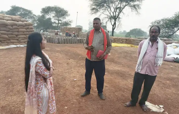 District member takes a tough stand on the irregularities in the paddy procurement center धान खरीदी केंद्र में अव्यवस्थाओं पर जिला सदस्य का सख्त रुख