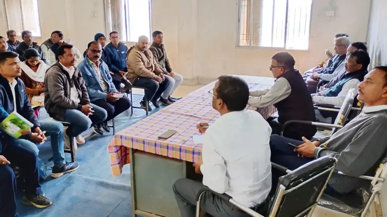 सेजेस साल्हेवारा में जिला शिक्षा अधिकारी ने समीक्षा बैठक ली, बालमेला स्टालों का भी किया निरीक्षण