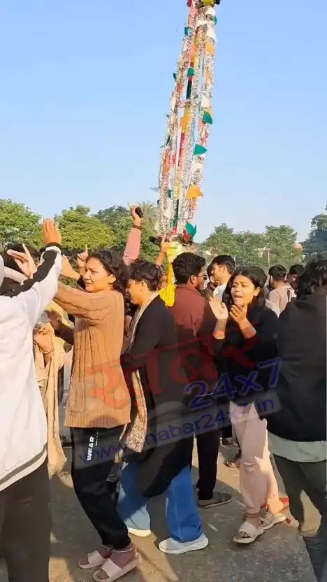 युवा उत्सव में इन्दिरा कला संगीत विश्वविद्यालय के विद्यार्थियों ने हासिल किया ओवरऑल तृतीय स्थान, लौटने पर मनाया जश्न 