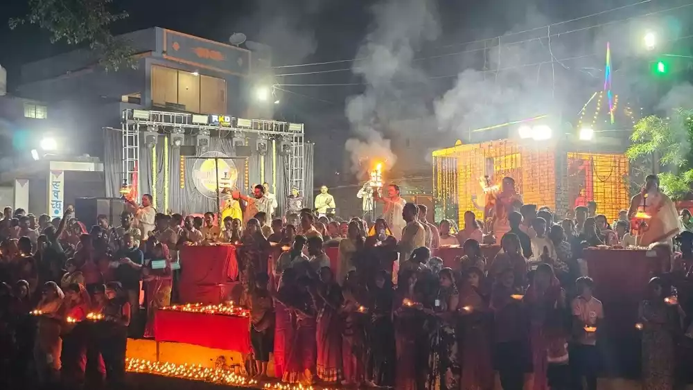 A scene similar to Haridwar-Kashi was seen in Khairagarh, with a grand celebration of Deepdan and Ganga Aarti at Mahadev Ghat.
