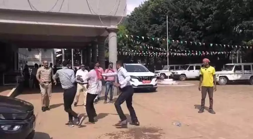 कलेक्टर जनदर्शन में युवक ने खुद पर पेट्रोल डालकर की आत्मदाह की कोशिश, मचा हड़कंप